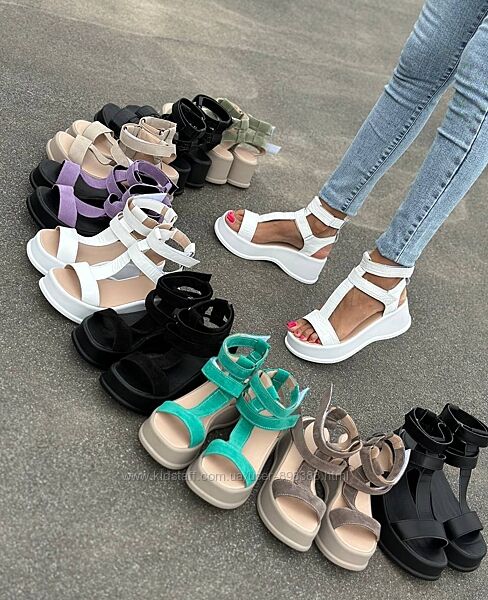 Стильні босоніжкии на зручній танкетці 