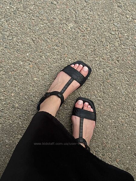 Зручні шкіряні босоніжки на низькому ходу 