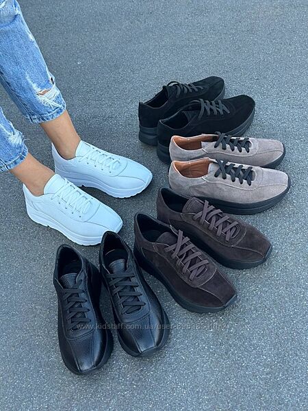 Зручні кросівки на шнурівці 