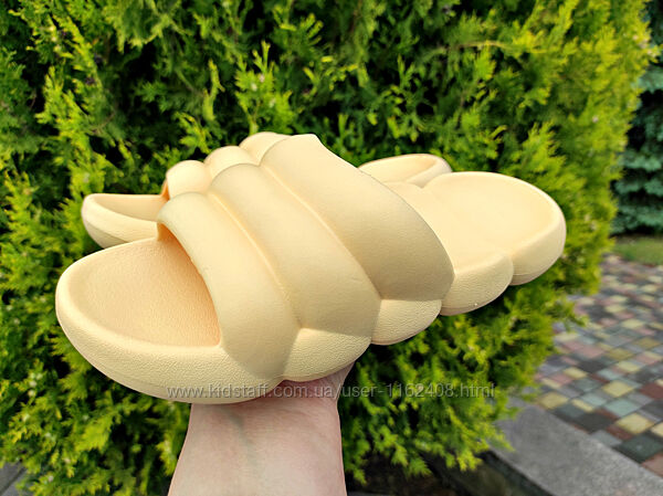 Шльопанці стильні та зручні р-р 36-37 банановий трендовий колір