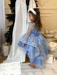 Святкова неймовірно красива сукня зі шлейфом