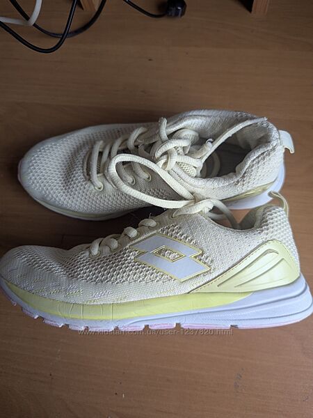 Легкі текстильні кросівки lotto ідеально на фізкультуру