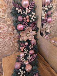 Новорічний декор на камін, стіни, вітрину, вікно, двері, стіл , хвойна гілка