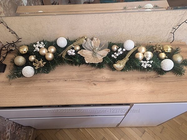 Новорічна гірлянда із хвої з декоромна стіну вікно, камін, стіл, вітрину, ікону