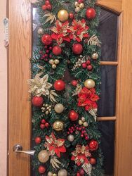 Різдвяний декор на будинок, камін, двері, вітрину, хвойна прикрашена гірлянда