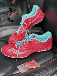 Малиновые кроссовки для бега шиповки saucony kilkenny xc