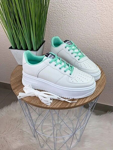 Белые кроссовки на платформе из экокожи