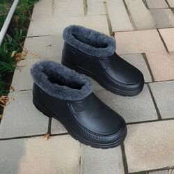 Легенькі, зручні утеплені шт хутром черевики/галоші чорного кольору