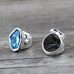 Массивное серебристое кольцо с синим камнем 