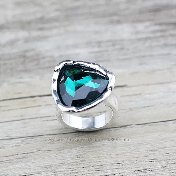 Серебристое массивное кольцо с зеленым камнем 18 19 размер 