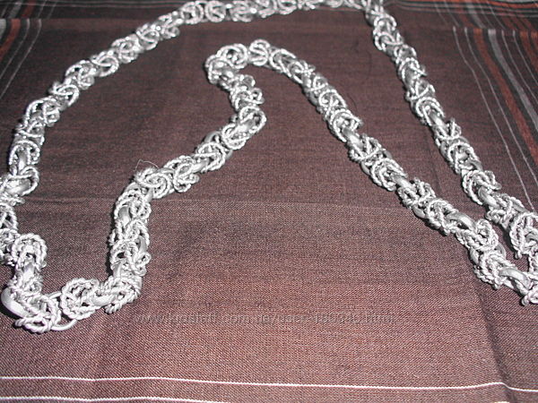 Крупная длинная декоративная цепь из серебристого металла