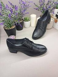 Шкіряні , класичні туфлі на удобних, низьких підборах   