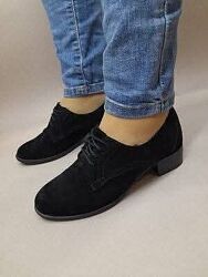 Замшеві, класичні туфлі на удобних, низьких підборах   