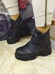 Зимові шкіряні черевики на липучках та платформі