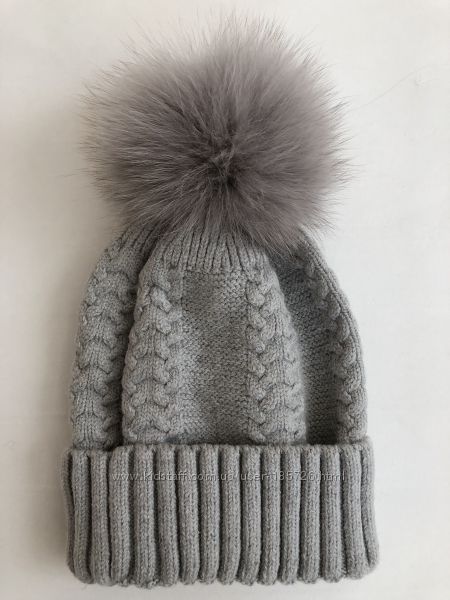 Зимняя шапка с натуральными помпонами бубонами енот