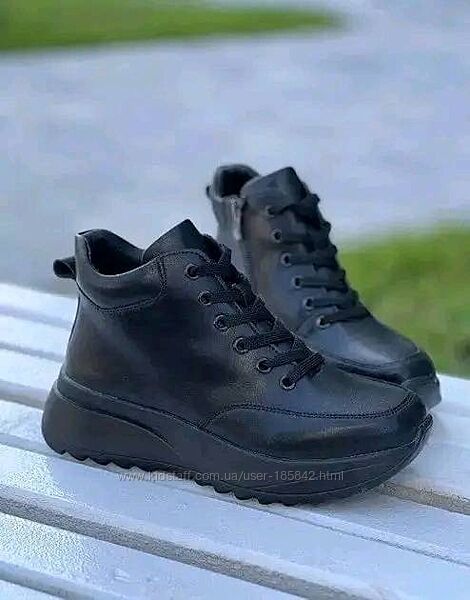 Високі кросівки