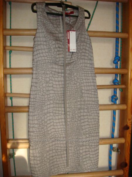 Великолепное платье  актуальной расцветки