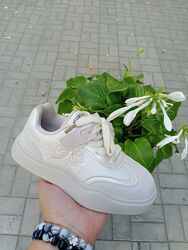 Неймовірно ніжні кросівки для дівчаток.
