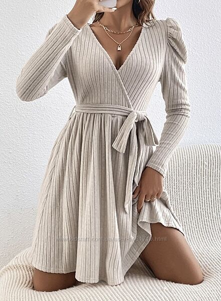 Красива сукня на запах в рубчик