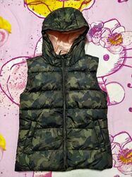 Нова, тепла, демісезонна, камуфляжна жилетка для дівчинки 11-12 р