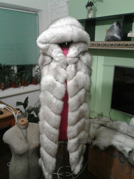 Жилет Шанель из натурального меха песца с капюшоном