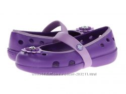 Акция на обувь Crocs Kids Keeley Petal Charm Flat 13, 8 см и 15, 8 см ст