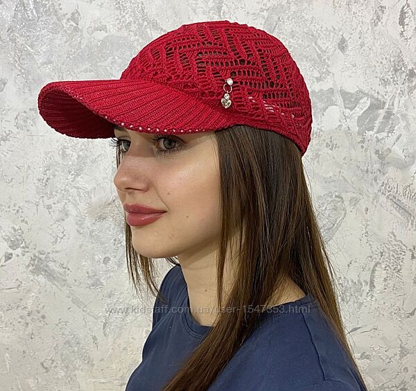 Женская летняя кепка красного цвета