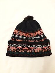 Выразительная шапочка чёрная двойной вязки с помпоном демисезон-зима