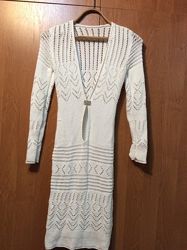Платье белое вязаное ручной работы с эффектным вырезом