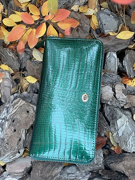Шкіряний жіночий зелений лаковий гаманець на блискавці ST S4001A 