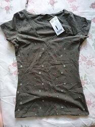 Нова футболка кольору хакі з квітковим прінтом