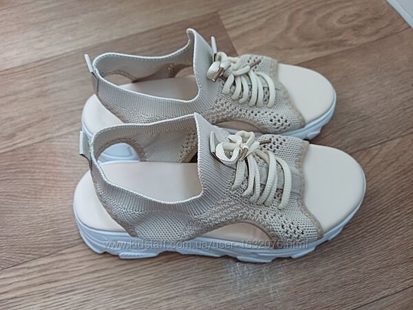 Жіночі сандалі зі шнурками