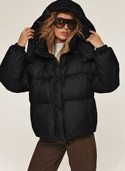 Коротка зимова куртка з каптуром чорна 92045