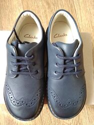 Детские туфли Clarks  Размер 25,5 Натуральная кожа внутри и снаружи.