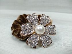 Красива гумка на волосся квіточка з перлинкою