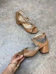 Стильні базові босоніжки з натуральної шкіри