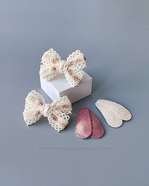 Молочно-рожевий комплект аксесуарів для волосся для дівчинки. 
