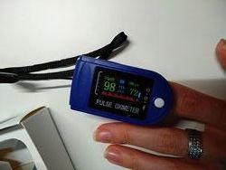 Пульсоксиметр клипса на палец измеритель кислорода 