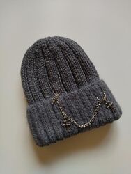 В&acuteязана шапка з прикрасою