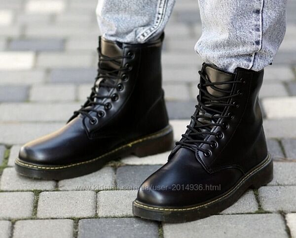 Зимові чоловічі ботинки в стилі Dr. Martens.