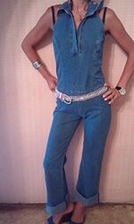 Очень красивый стильный джинсовый комбинезон клеш с открытой спиной
