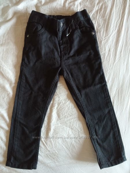Новые черные джинсы на мальчика и классические брюки со стрелками