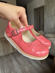 Якісні легкі туфлі Clarks з лакованої шкіри р. 29 змінне взуття садок