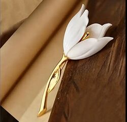 Нежная брошь белый цветок, брошка белая лилия, брошь белый цветок