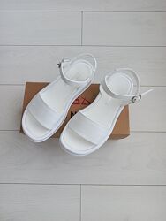 Підросткові білі босоніжки на низькій підошві