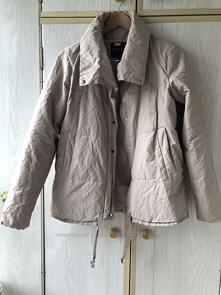 Бежевая куртка Mohito