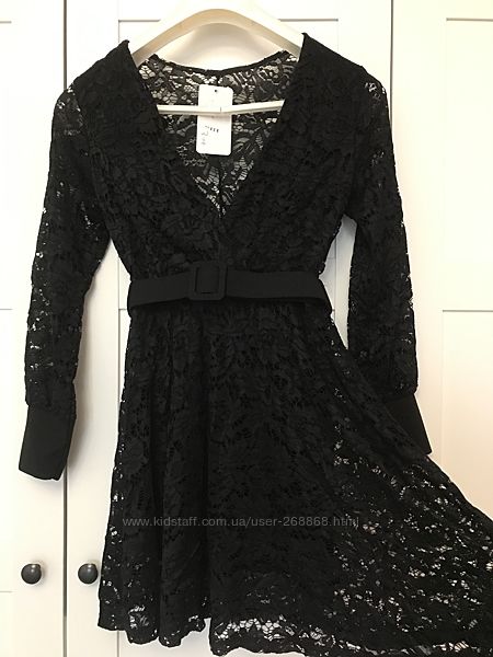 Маленькое чёрное платье с глубоким декольте